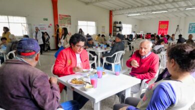 Adultos mayores en comedor comunitario Villa María en Suba