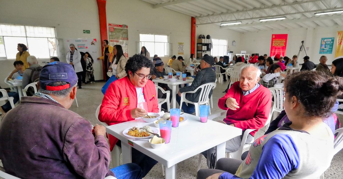 Adultos mayores en comedor comunitario Villa María en Suba