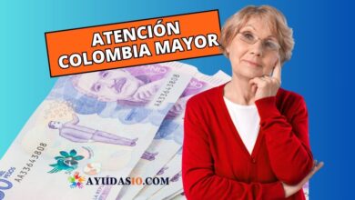 Mujer mayor consulta su subsidio Colombia Mayor