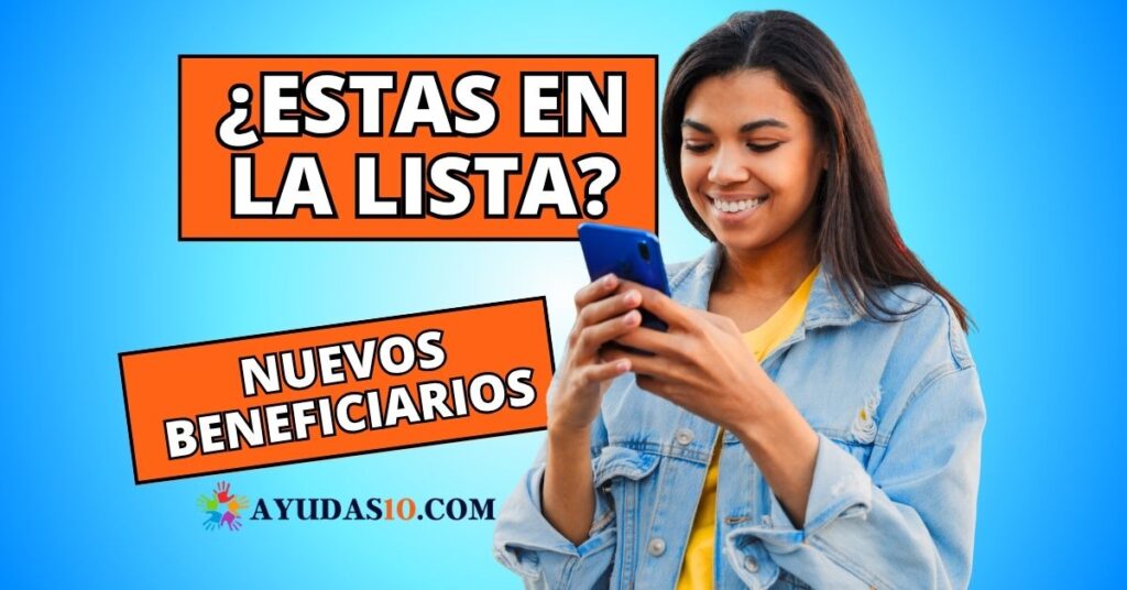 Mujer colombiana consulta en su celular si tiene pago del IVA