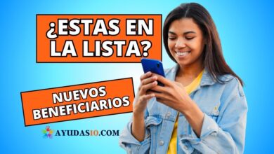 Mujer colombiana consulta en su celular si tiene pago del IVA