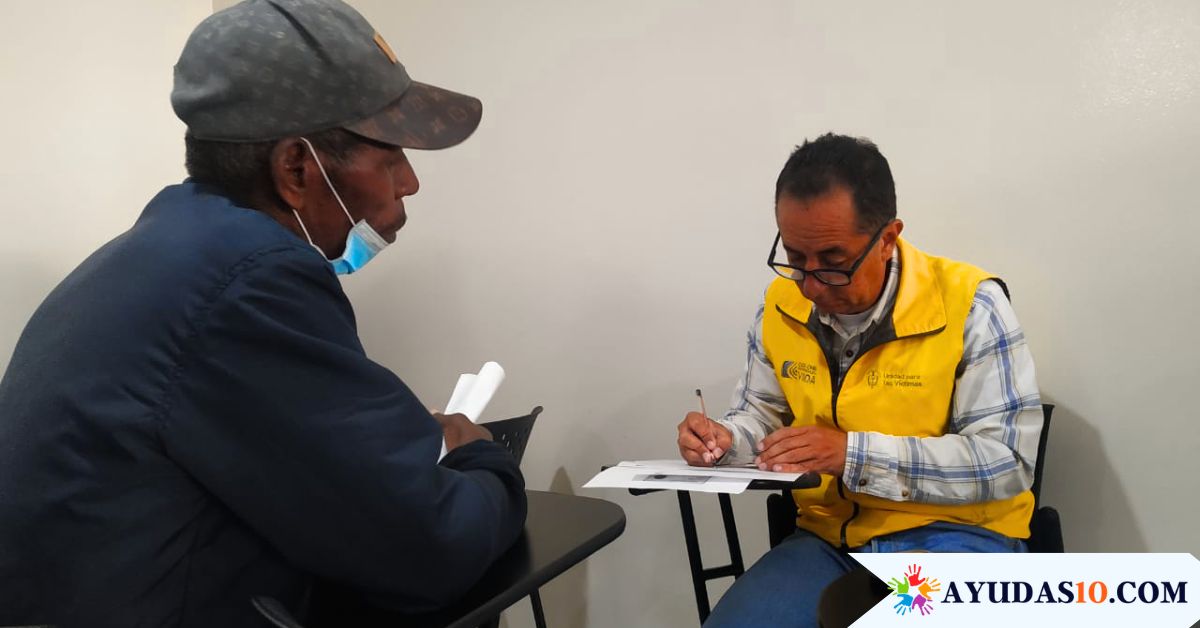 Víctimas del conflicto reciben cartas de indemnización en Bogotá con orientación sobre su inversión.