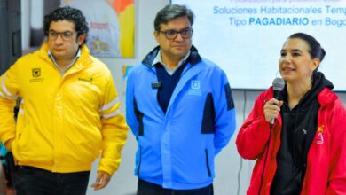 Equipo social del Distrito de Bogotá atendiendo a personas en un pagadiario