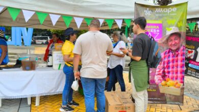 Emprendedora víctima del conflicto armado mostrando sus productos