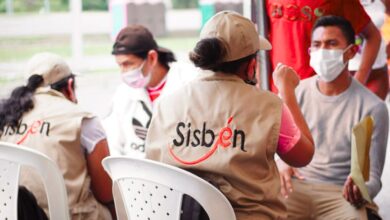 Habitantes de Cali reciben orientación durante la Feria Sisbén al Barrio