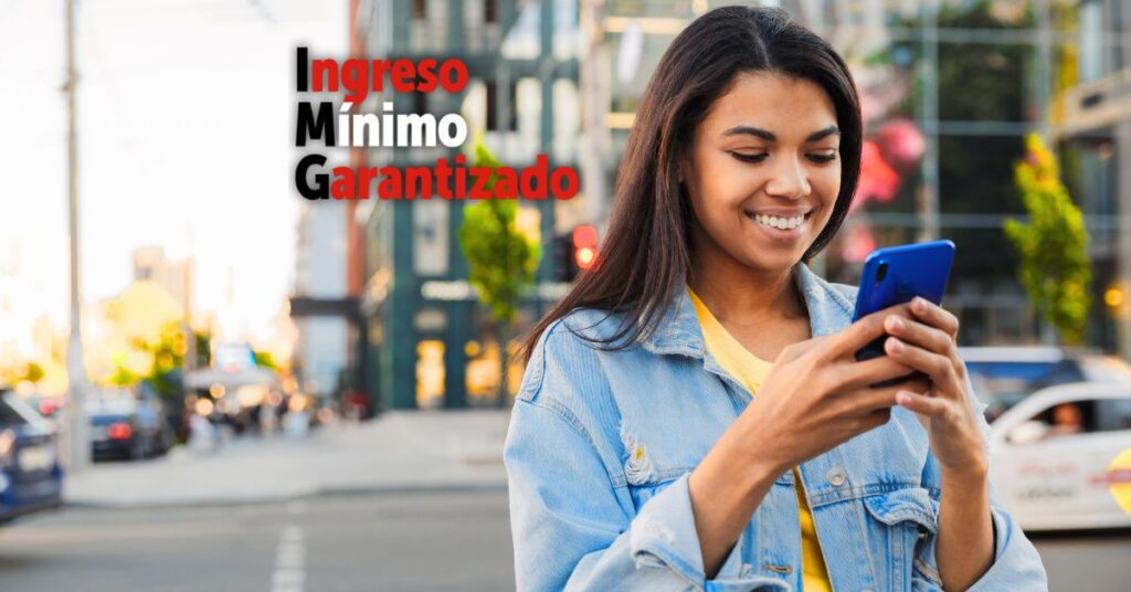 Mujer recibiendo transferencia monetaria en Bogotá