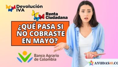 Mujer preocupada revisa su celular por no haber cobrado subsidio