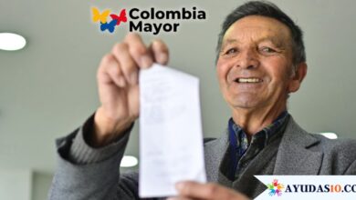 Adulto mayor recibiendo su subsidio de Colombia Mayor en ventanilla bancaria