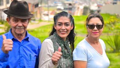 Familia beneficiaria en Bogotá recibe subsidios del gobierno