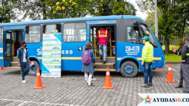 studiantes de colegios públicos en Bogotá utilizando transporte escolar con apoyo del subsidio 2025