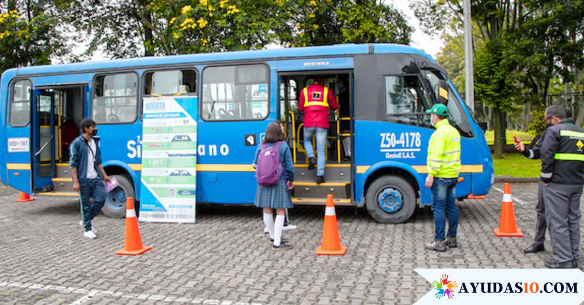 studiantes de colegios públicos en Bogotá utilizando transporte escolar con apoyo del subsidio 2025