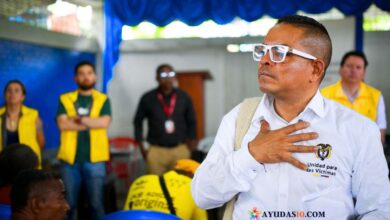 Adith Romero entregando carta de indemnización a víctima del conflicto