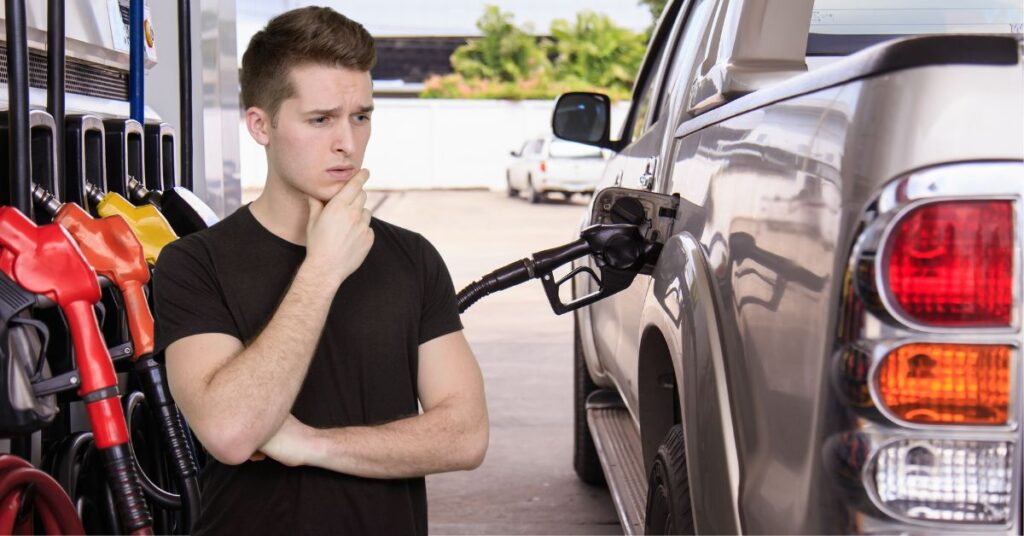 Vehículo particular repostando diésel en estación de servicio