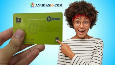 Persona mayor activando su tarjeta TuLlave para pasajes gratis en TransMilenio