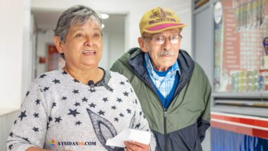 Adultos mayores en Bogotá recibiendo apoyo económico del Estado