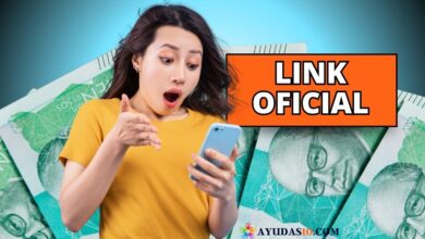 Persona revisando en el celular si tiene un giro pendiente del subsidio