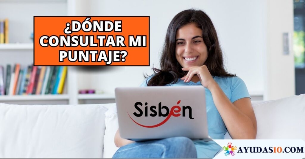Ciudadana colombiana consultando su grupo Sisbén en un computador