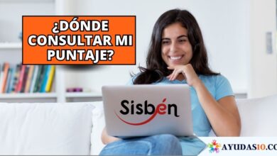 Ciudadana colombiana consultando su grupo Sisbén en un computador