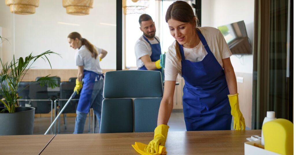 Empleada doméstica limpiando en casa con uniforme, representando trabajo formal
