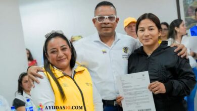 Director de la Unidad para las Víctimas entrega carta a beneficiaria en Neiva