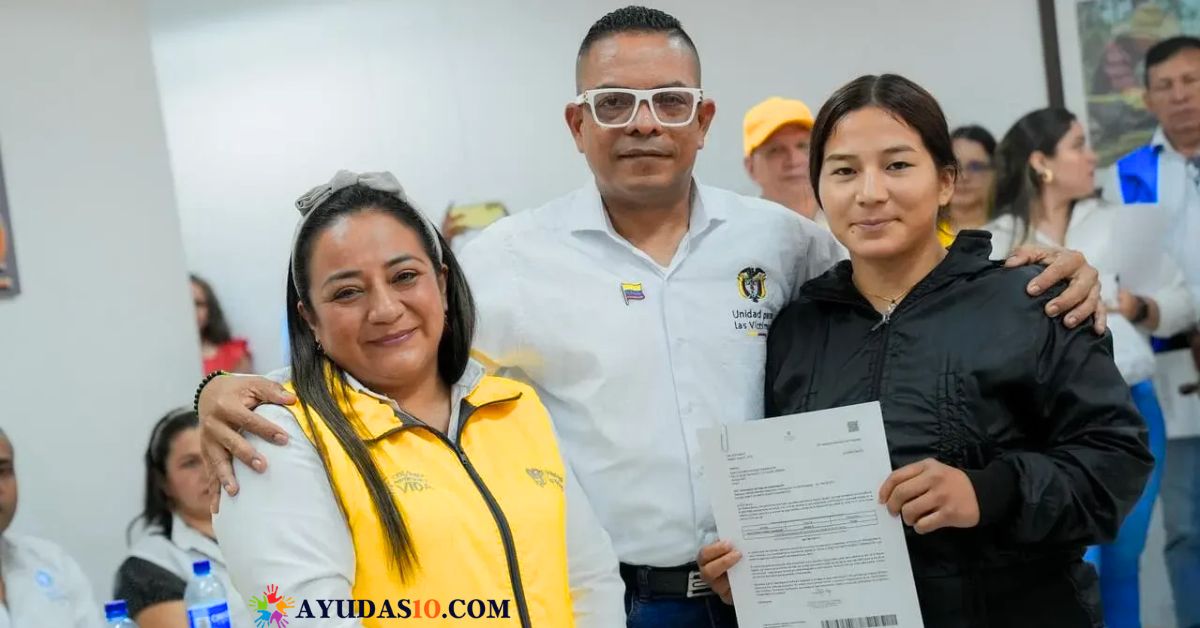 Director de la Unidad para las Víctimas entrega carta a beneficiaria en Neiva