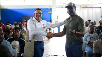 Director de la Unidad entrega carta de indemnización a adulto mayor en Tumaco