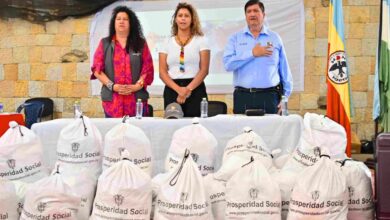 Funcionarios entregando kits de ropa y calzado en San Bernardo