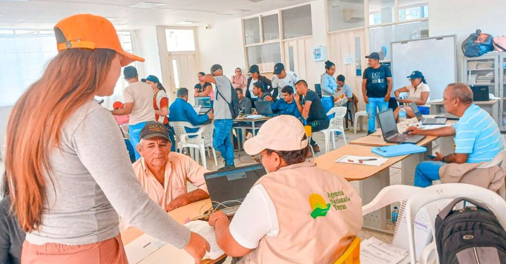 Entrega de títulos de propiedad a campesinos del Catatumbo