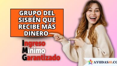 Mujer recibiendo pago del Ingreso Mínimo Garantizado