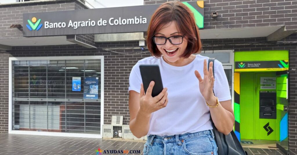 mujer mirando la nueva app del Banco Agrario 2025