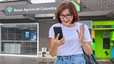 mujer mirando la nueva app del Banco Agrario 2025