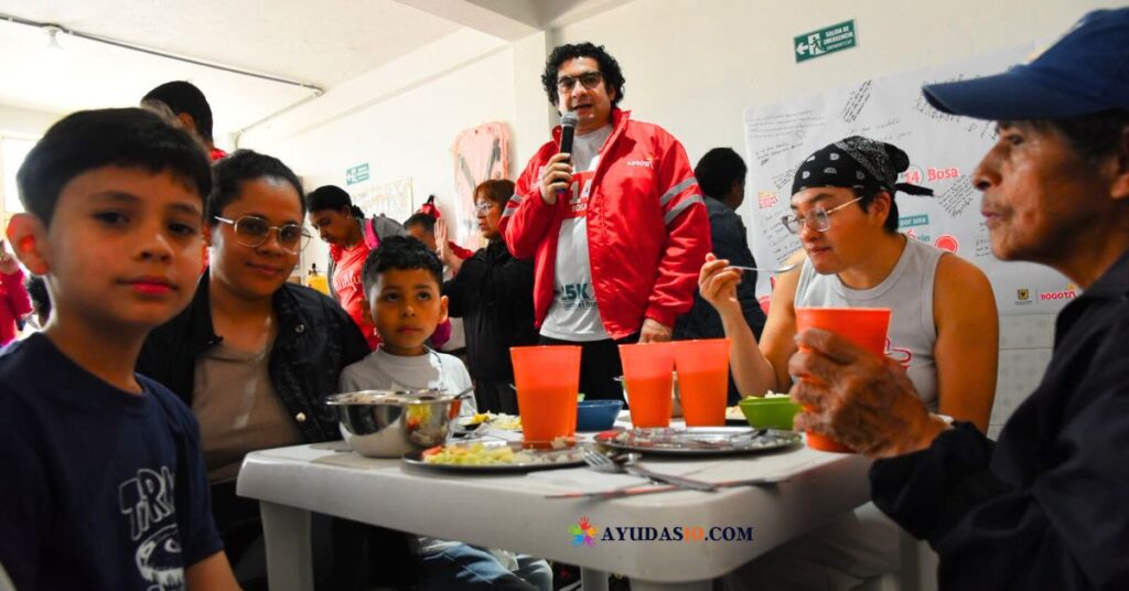 Personas compartiendo alimentos en el nuevo comedor comunitario de San Antonio en Bosa