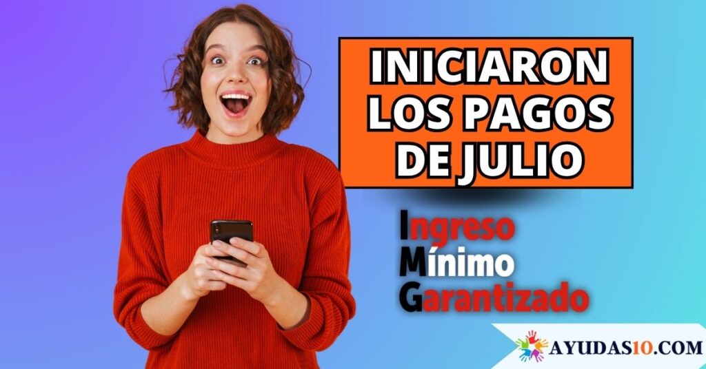 Mujer revisando su celular con la notificación del Ingreso Mínimo Garantizado en Bogotá