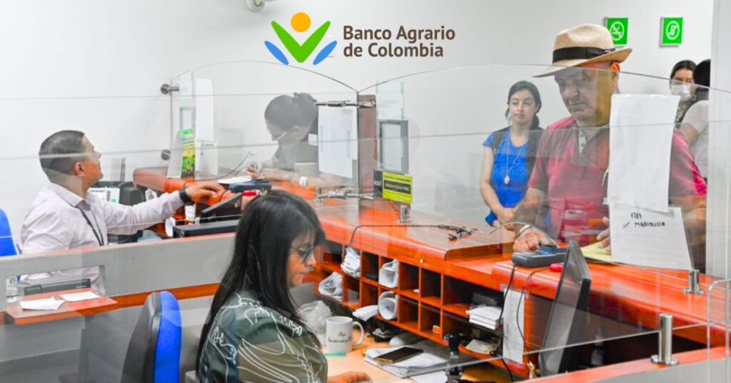 Oficina del Banco Agrario en zona rural de Colombia con clientes accediendo a servicios financieros