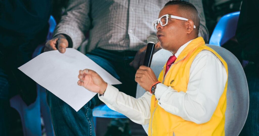 Entrega de cartas de indemnización a víctimas del conflicto en Bogotá