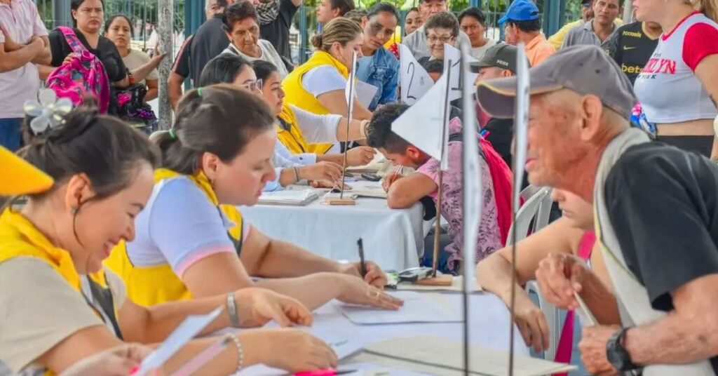Entrega de cartas de indemnización a víctimas del conflicto en Caquetá