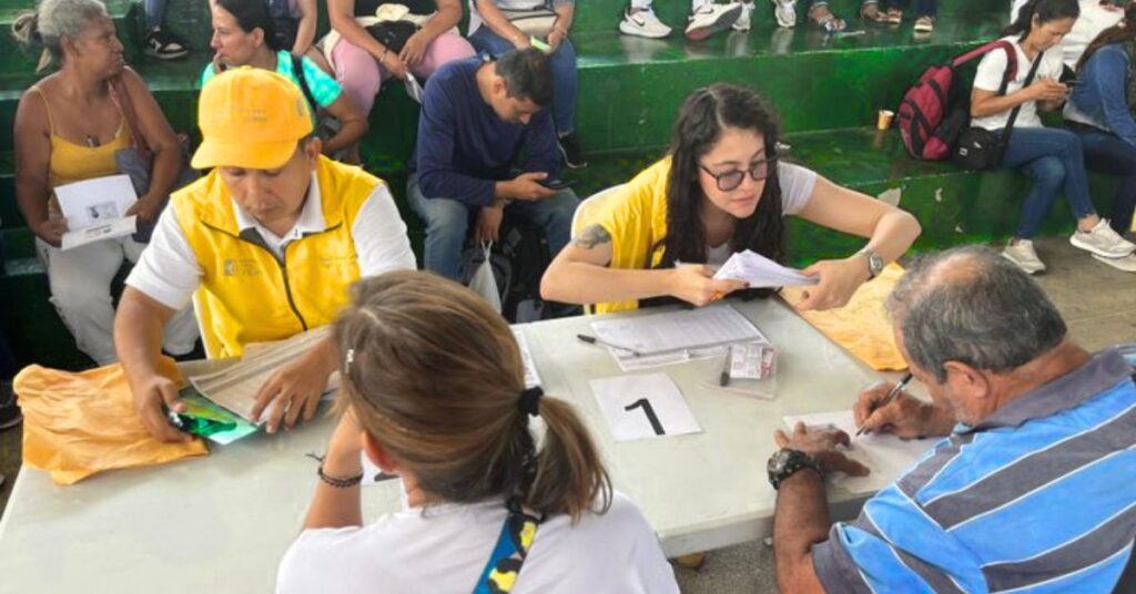 Entrega de indemnizaciones a víctimas del conflicto armado en Bucaramanga