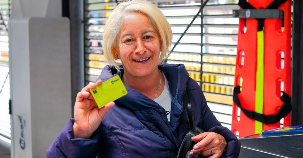 Beneficiarios usan tarjeta TuLlave para viajar gratis en TransMilenio