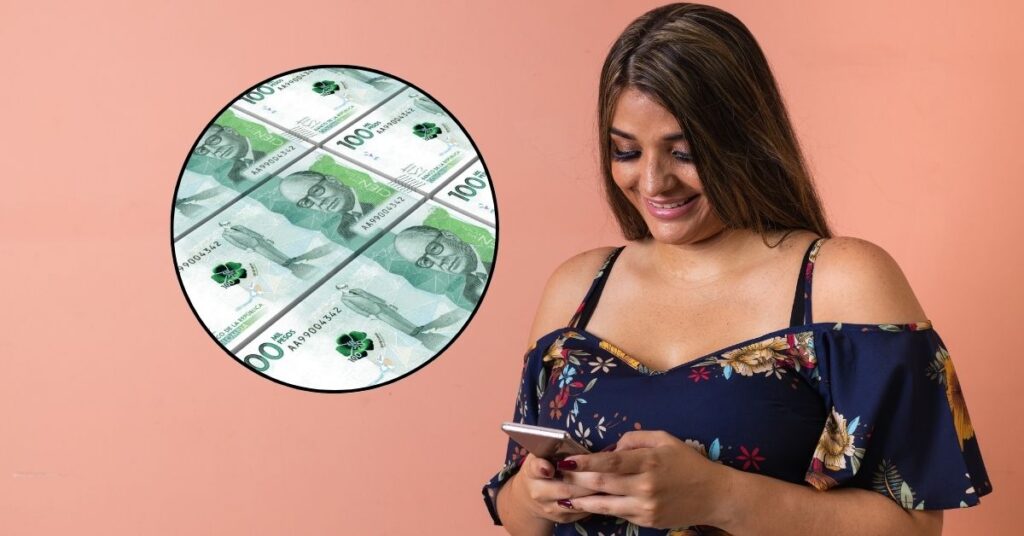Mujer consultando si fue reactivada en Renta Ciudadana desde su celular