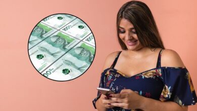 Mujer consultando si fue reactivada en Renta Ciudadana desde su celular
