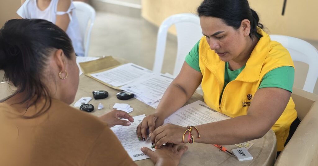 Entrega de cartas de indemnización a víctimas en Colombia