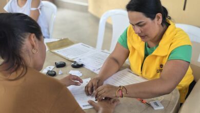 Entrega de cartas de indemnización a víctimas en Colombia