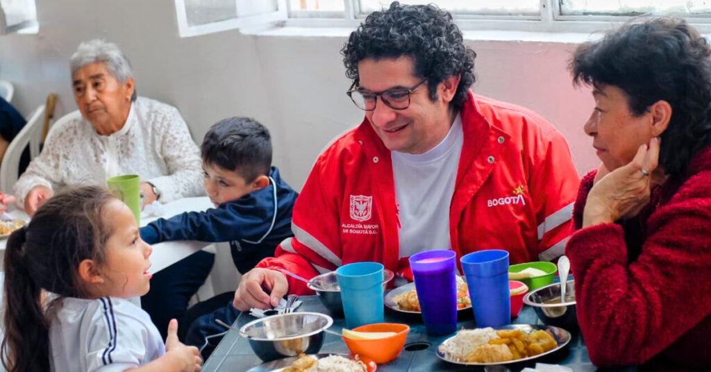 Familias en Rafael Uribe Uribe comparten alimentos en comedor comunitario