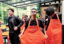 Jóvenes en formación de la Academia Ñam en Bogotá, servicio a la mesa.