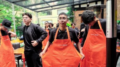 Jóvenes en formación de la Academia Ñam en Bogotá, servicio a la mesa.
