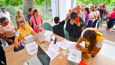 Adultos mayores recibiendo información sobre el bono pensional de $230.000 de Prosperidad Social