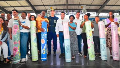 Entrega de telas a mujeres emprendedoras en Buenaventura