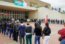 Mujeres de Bogotá en feria de vivienda con proyectos VIS y subsidios