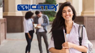 Estudiantes universitarios felices consultando el pago de subsidio Icetex y condonación de crédito educativo 2025.