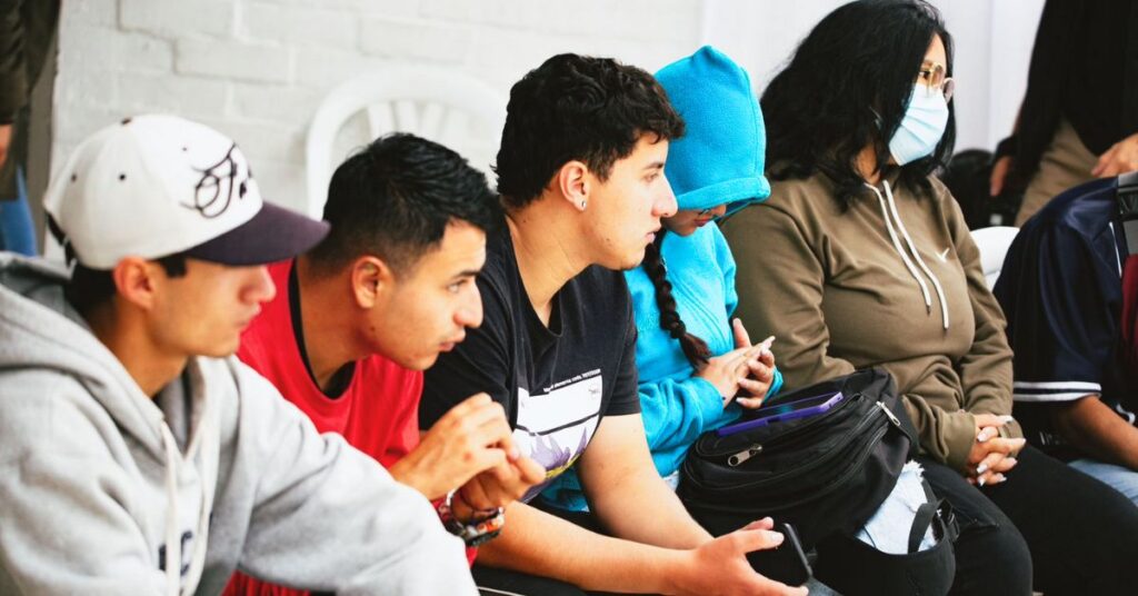 Jóvenes beneficiarios del programa Jóvenes en Paz recibiendo transferencias